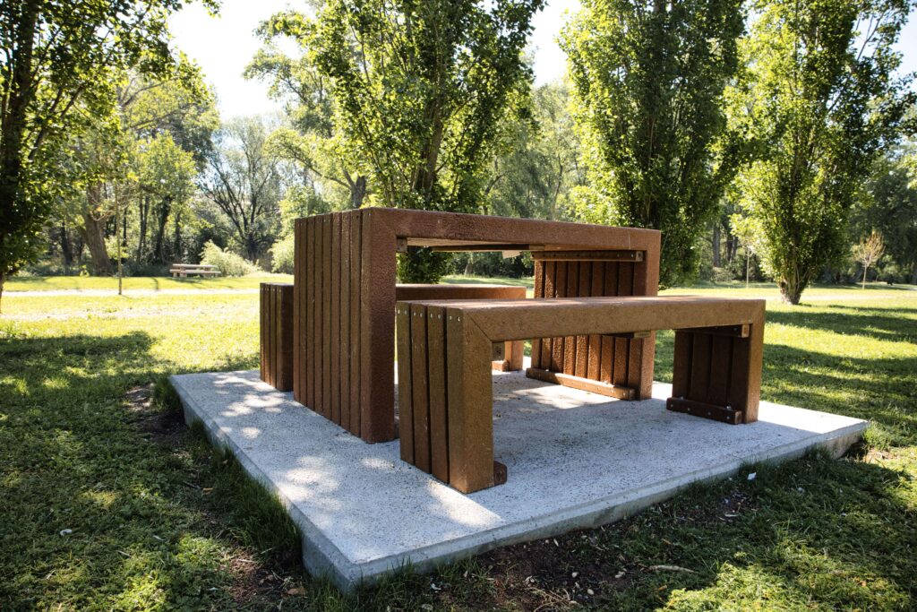 Foto de Los nuevos bancos de plástico en el Parque del Iregua de Logroño: una alternativa sostenible y respetuosa con el medio ambiente% en Noticias Locales %