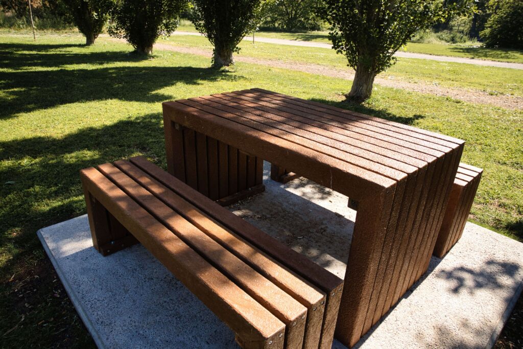 Foto de Los nuevos bancos de plástico en el Parque del Iregua de Logroño: una alternativa sostenible y respetuosa con el medio ambiente% en Noticias Locales %
