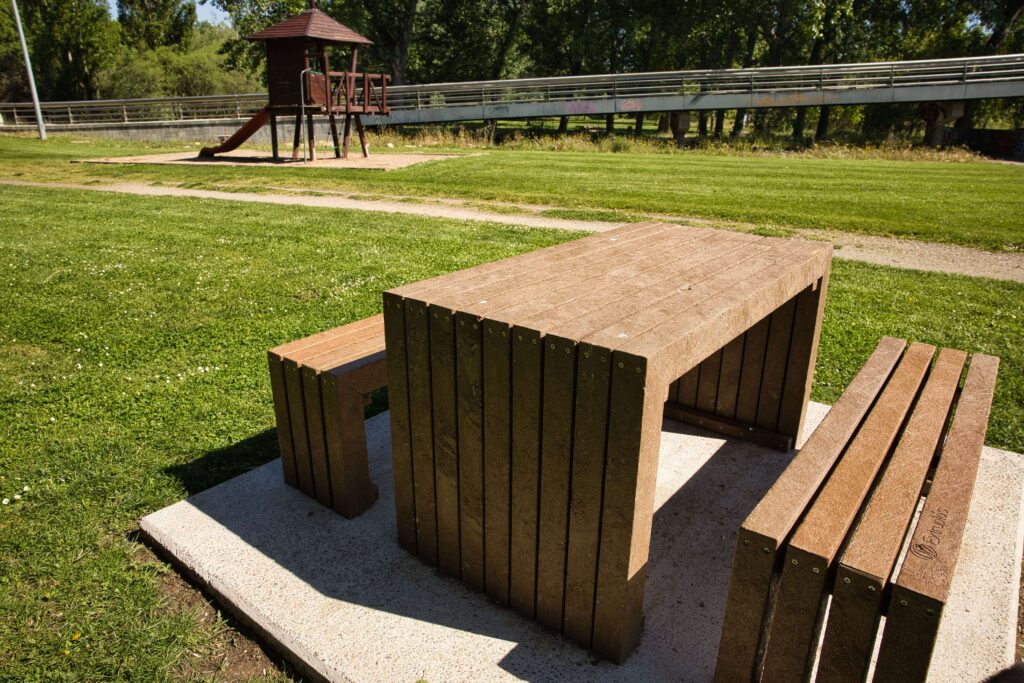 Foto de Los nuevos bancos de plástico en el Parque del Iregua de Logroño: una alternativa sostenible y respetuosa con el medio ambiente% en Noticias Locales %