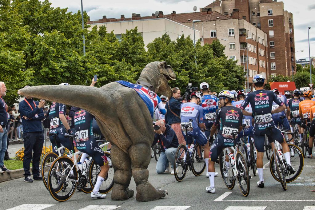 Foto de La Vuelta a España 2024: Fotografías Exclusivas de la Salida de la 19ª Etapa en Logroño% en Deportes %