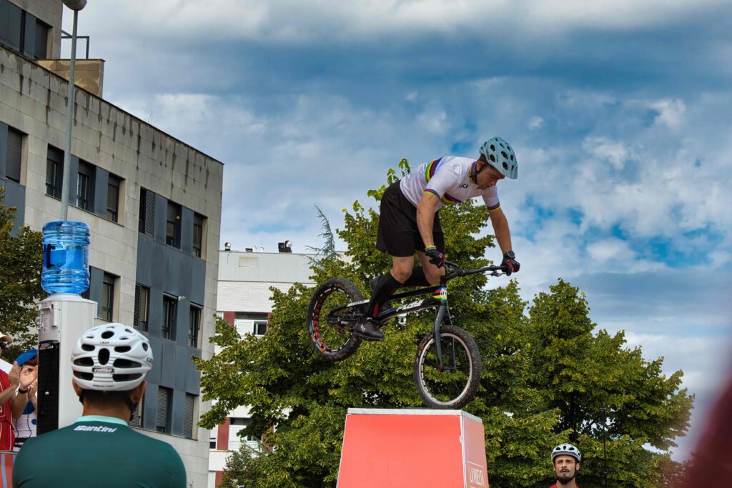 Foto de La Vuelta a España 2024: Fotografías Exclusivas de la Salida de la 19ª Etapa en Logroño% en Deportes %