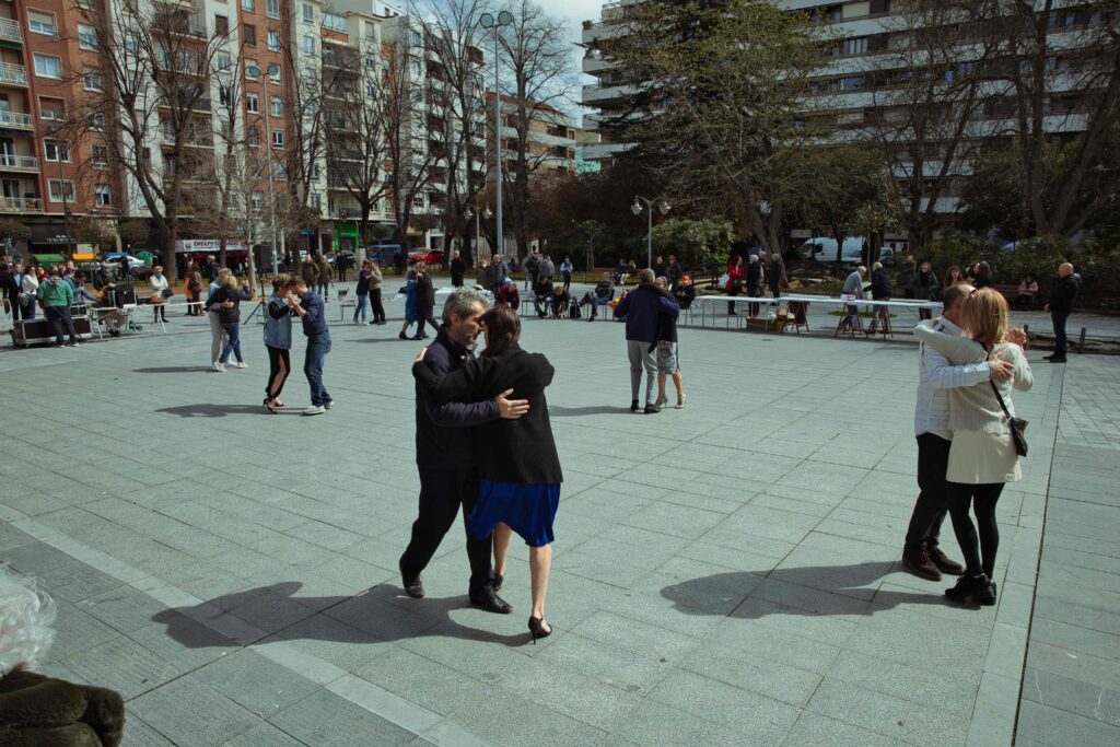 Foto de Descubriendo el Tango en Logroño: Crónica y Fotografías del Evento “Tango con Ñ” en el Parque Gallarza% en Eventos culturales %