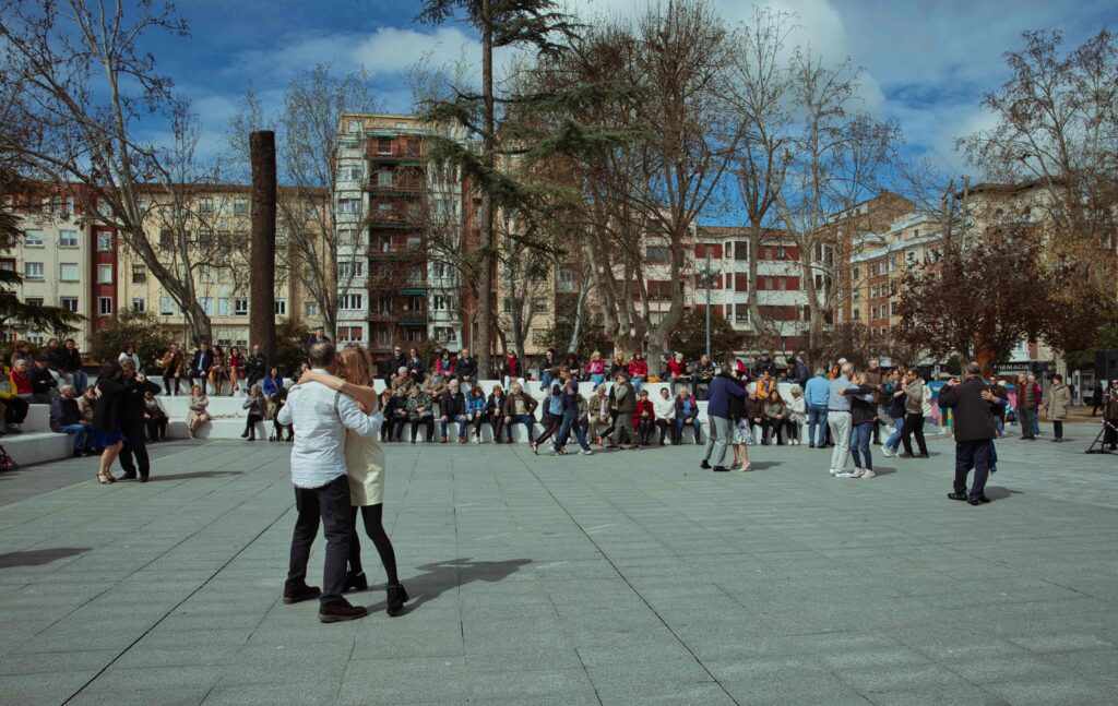 Foto de Descubriendo el Tango en Logroño: Crónica y Fotografías del Evento “Tango con Ñ” en el Parque Gallarza% en Eventos culturales %