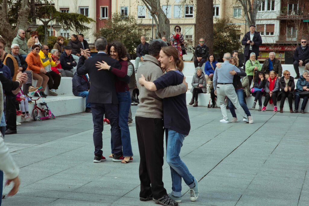 Foto de Descubriendo el Tango en Logroño: Crónica y Fotografías del Evento “Tango con Ñ” en el Parque Gallarza% en Eventos culturales %
