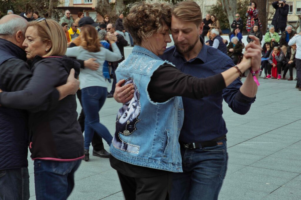 Foto de Descubriendo el Tango en Logroño: Crónica y Fotografías del Evento “Tango con Ñ” en el Parque Gallarza% en Eventos culturales %