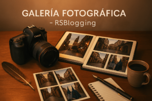 Cámara Canon, álbum de fotos de Logroño y herramientas de blogging sobre mesa de madera, representando la galería fotográfica de RSBlogging.