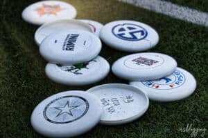Varios discos de Ultimate Frisbee sobre el césped durante el Campeonato Mundial Sub-24 en Logroño