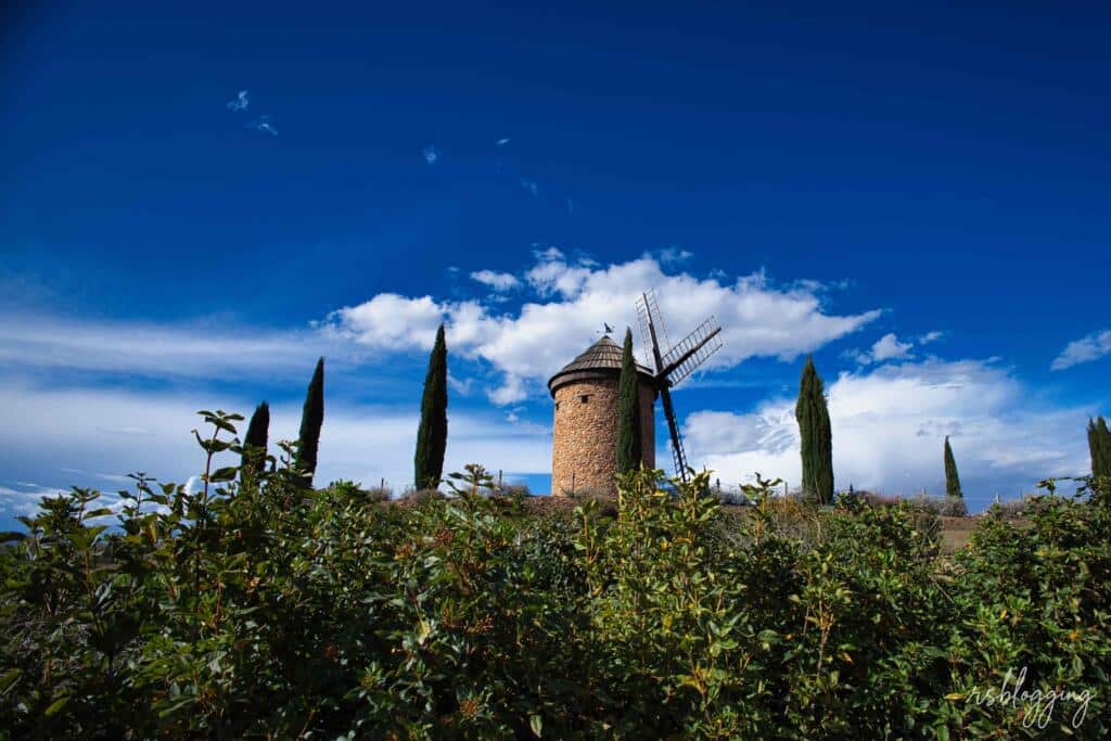 Molino de Ocón en La Rioja rodeado de naturaleza y cielo azul