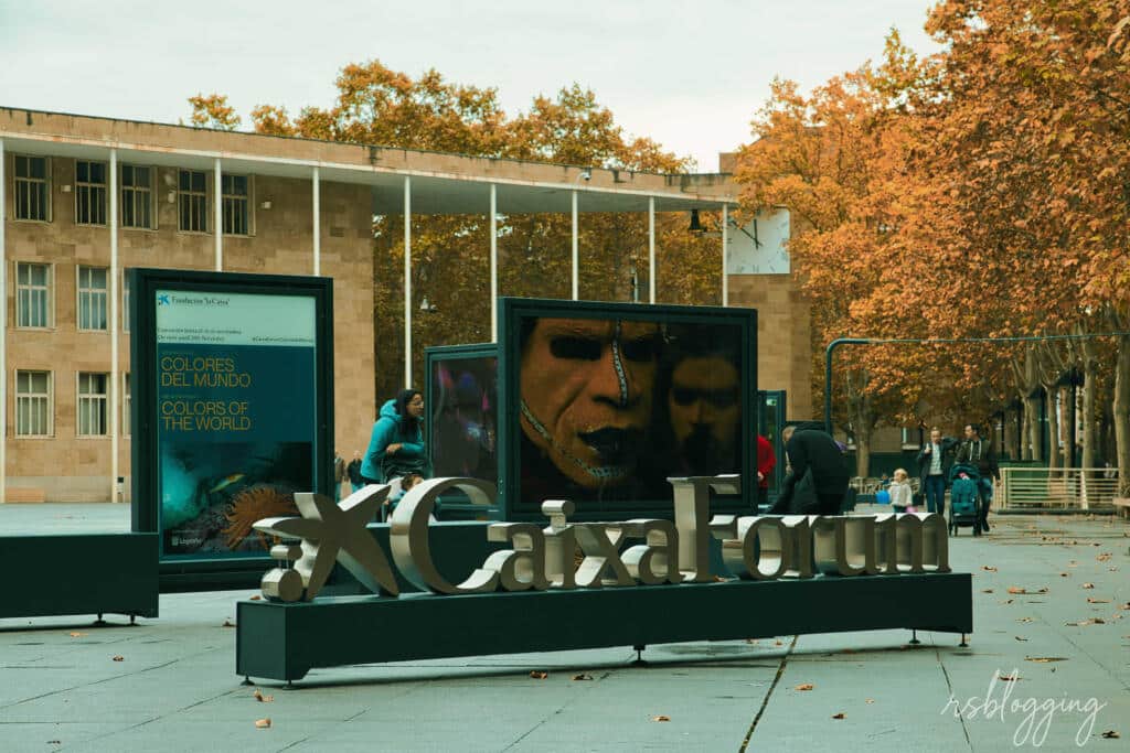 Vista de la exposición “Colores del Mundo” de National Geographic en la Plaza del Ayuntamiento de Logroño organizada por CaixaForum