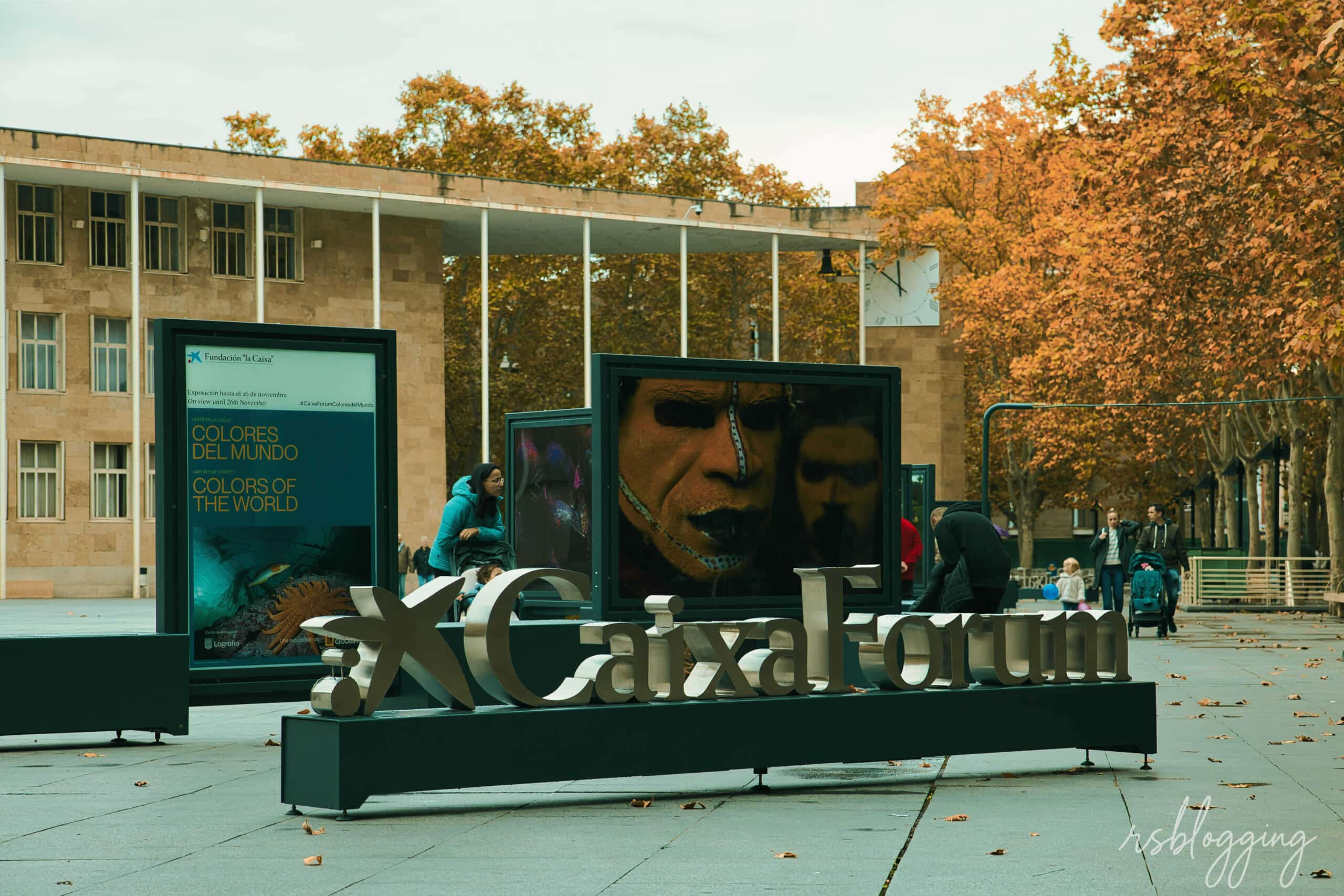 Vista de la exposición “Colores del Mundo” de National Geographic en la Plaza del Ayuntamiento de Logroño organizada por CaixaForum