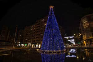 Árbol de Navidad iluminado en el centro de Logroño durante las fiestas navideñas de 2025.