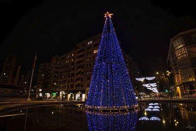 Árbol de Navidad iluminado en el centro de Logroño durante las fiestas navideñas de 2025.