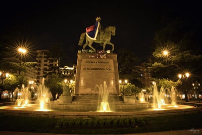 Escultura del General Espartero en Logroño vestida con atuendos navideños durante las fiestas