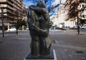 Escultura El Abrazo de Rubio Dalmati y Narvaiza en Logroño